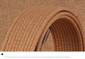 Detailopname van de 3mm dikte van de bruin geweven canvas riem van stevige stof