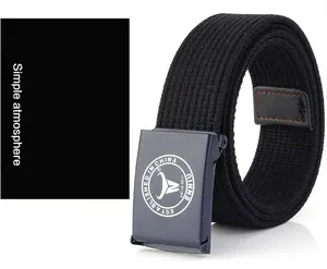 Detailansicht eines schwarzen Nylon-Stoffgürtels mit matter grauer Metallschnalle auf Weiß