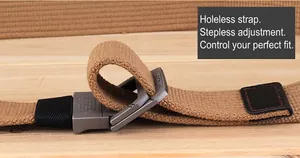 Macrodetail van kaki canvas riem met een donkergrijze dubbele D-ring metalen gesp