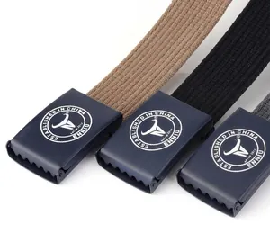 Detailansicht der matten Metallschnalle mit Logo und strapazierfähigem Nylon-Canvas-Gewebe