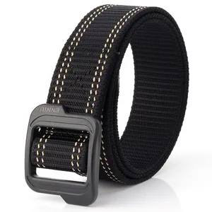Détail de la ceinture tactique en nylon ENNIU avec coutures et boucle noire mate