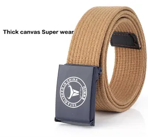 Detailansicht des khakifarbenen Canvas-Gürtels mit Nylon-Gewebe und Metallschließe