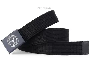 Detail eines schwarzen Nylon-Stoffgürtels mit dunkelblauer antiallergener Metallschnalle
