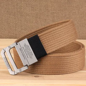 Bruine canvas geweven riem met metalen dubbele D-ring gesp op houten achtergrond