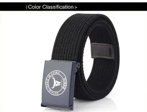 Detail eines schwarzen Nylon-Stoffgürtels mit blauer Metallschnalle und Lederabschluss