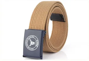 Detail des ENNIU Khaki Nylon Segeltuchgürtels mit blauer Metallschnalle und Textur