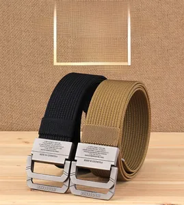 Détail de ceintures en nylon noir et kaki avec boucles à double anneau en alliage brossé