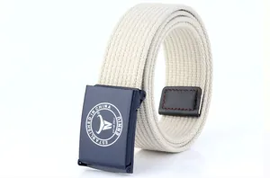 Detail eines beigen Nylon-Segeltuchgürtels mit dunkelblauer matter Automatik-Metallschnalle