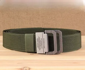 Détail de la ceinture en nylon vert armée avec boucle en métal à double anneau en D gris