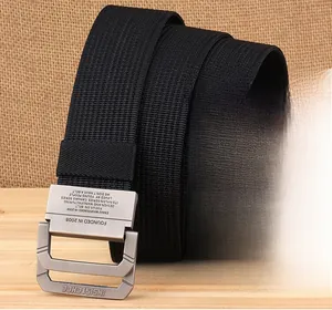 Détail de la boucle métallique double D gris mat et ceinture en nylon sur toile