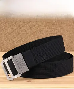 Détail d'une ceinture en nylon noir avec boucle métallique à double anneau en D