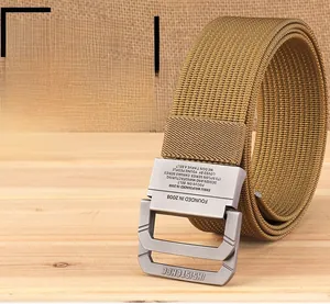 Détail de la ceinture en nylon kaki avec boucle à double anneau en D brossé