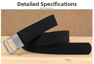 Détail macro de la ceinture en nylon noir avec boucle double anneau en D sur bois