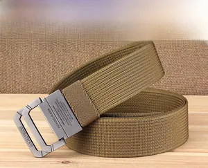 Vue détaillée de la ceinture tactique en nylon avec boucle à double anneau gravée