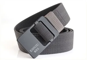 Détail macro d'une ceinture élastique grise pour homme avec boucle en alliage noir mat