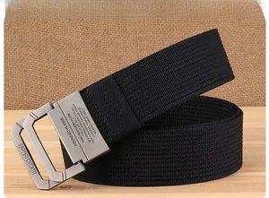 Détail d'une ceinture en nylon tressé noir avec boucle métallique gravée gris foncé
