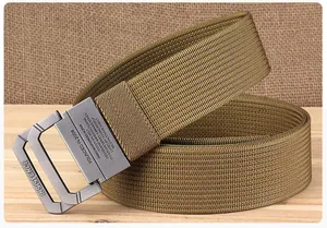 Détail de la ceinture tactique en nylon avec boucle double D et texture tissée