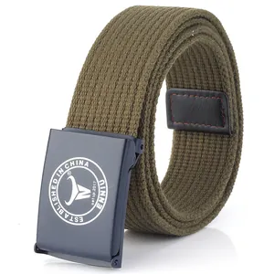 Olivgrüner Nylon-Segeltuchgürtel mit matter blauer Schnalle und Lederverstärkung