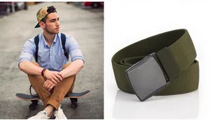 Détail d'une ceinture élastique en nylon vert militaire avec boucle YKK mate pour homme