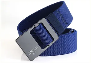 Détail de ceinture tressée bleue avec boucle métallique tactique noir mat robuste