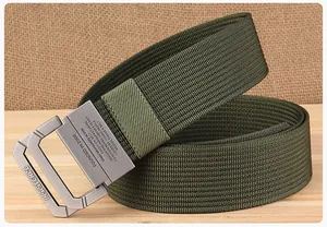 Détail d'une ceinture tactique en nylon vert armée avec boucle métallique robuste sur bois