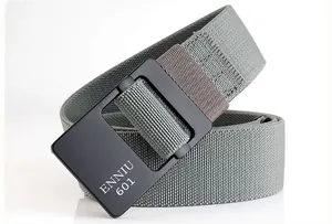 Vue détaillée de la ceinture tactique tissée gris-vert avec boucle en alliage noir