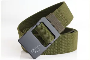 Détail d'une ceinture tactique élastique vert armée avec boucle en métal noir mat robuste