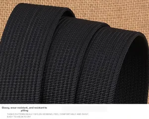 Vue macro de la ceinture en nylon noir avec une texture de tissage haute densité