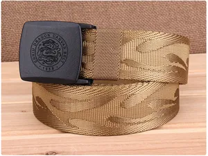 Détail de la boucle de ceinture en nylon jacquard kaki avec motif de dragon en relief