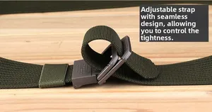 Gros plan sur une ceinture en nylon vert armée avec boucle à double anneau gris mat