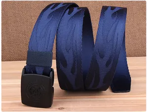 Détail de la ceinture en nylon bleu marine avec motif flamme et boucle dragon mate