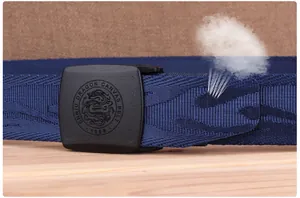 Détail de ceinture en nylon jacquard bleu avec boucle noire mate et relief de dragon