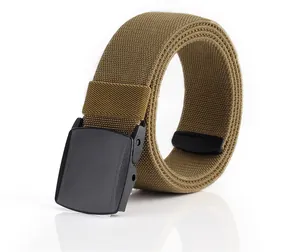 Gros plan sur la ceinture tactique en nylon kaki avec boucle noire mate YKK robuste
