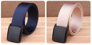 Vue détaillée de ceintures tressées en nylon bleu marine et beige avec boucle noire