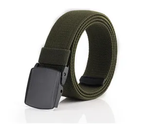 Détail de la ceinture en nylon élastique vert armée avec boucle YKK noire et texture