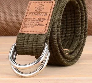 Détail d'une ceinture en toile vert olive avec boucle double D en argent et logo en cuir