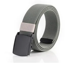 Détail de la ceinture en nylon tressé gris avec boucle noire mate de haute qualité