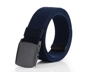 Gros plan sur une ceinture élastique tressée bleu foncé avec boucle YKK noire mate