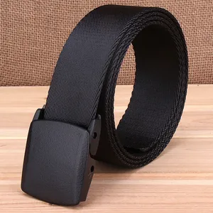 Gros plan sur la ceinture tactique en nylon avec boucle en plastique sur fond rustique