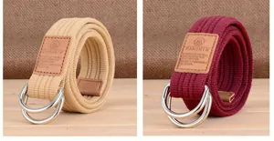 Détail de ceintures en toile beige et bordeaux avec boucles métalliques à double D
