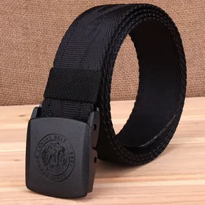Détail de la ceinture en nylon noir avec boucle mate ornée d'un dragon en relief