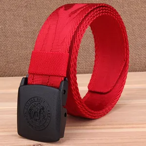 Gros plan détaillé de la ceinture en toile rouge à motif dragon avec boucle noire