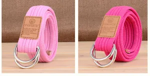 Détail de ceintures en toile tressée rose et magenta avec doubles boucles en métal