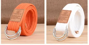 Détail de ceintures en toile tressée avec boucles doubles en métal et embouts en cuir