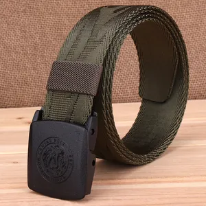 Détail de la ceinture en nylon vert armée avec logo dragon sur la boucle noire
