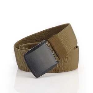 Ceinture élastique en nylon kaki avec boucle YKK sur fond blanc avec reflet