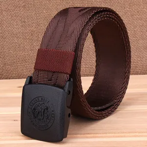 Détail du motif de dragon sur boucle noire avec ceinture en toile de nylon texturée