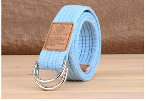 Détail d'une ceinture en toile bleu clair avec boucle double D et étiquette en cuir brun