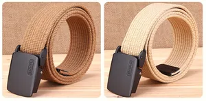 Dettaglio di cinture in tela intrecciata spessa kaki e beige con fibbie in metallo