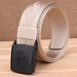 Détail d'une ceinture en toile de nylon beige avec boucle noire à motif de dragon